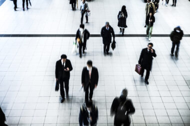 俯瞰から見るエントランスを歩くビジネスマン達